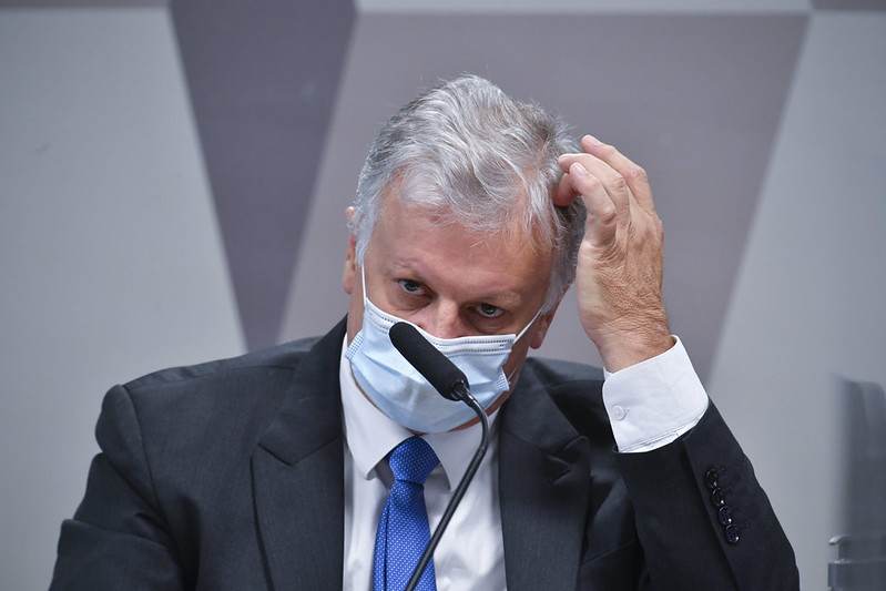 À mesa, em pronunciamento, empresário e ex-assessor do Ministério da Saúde, Airt