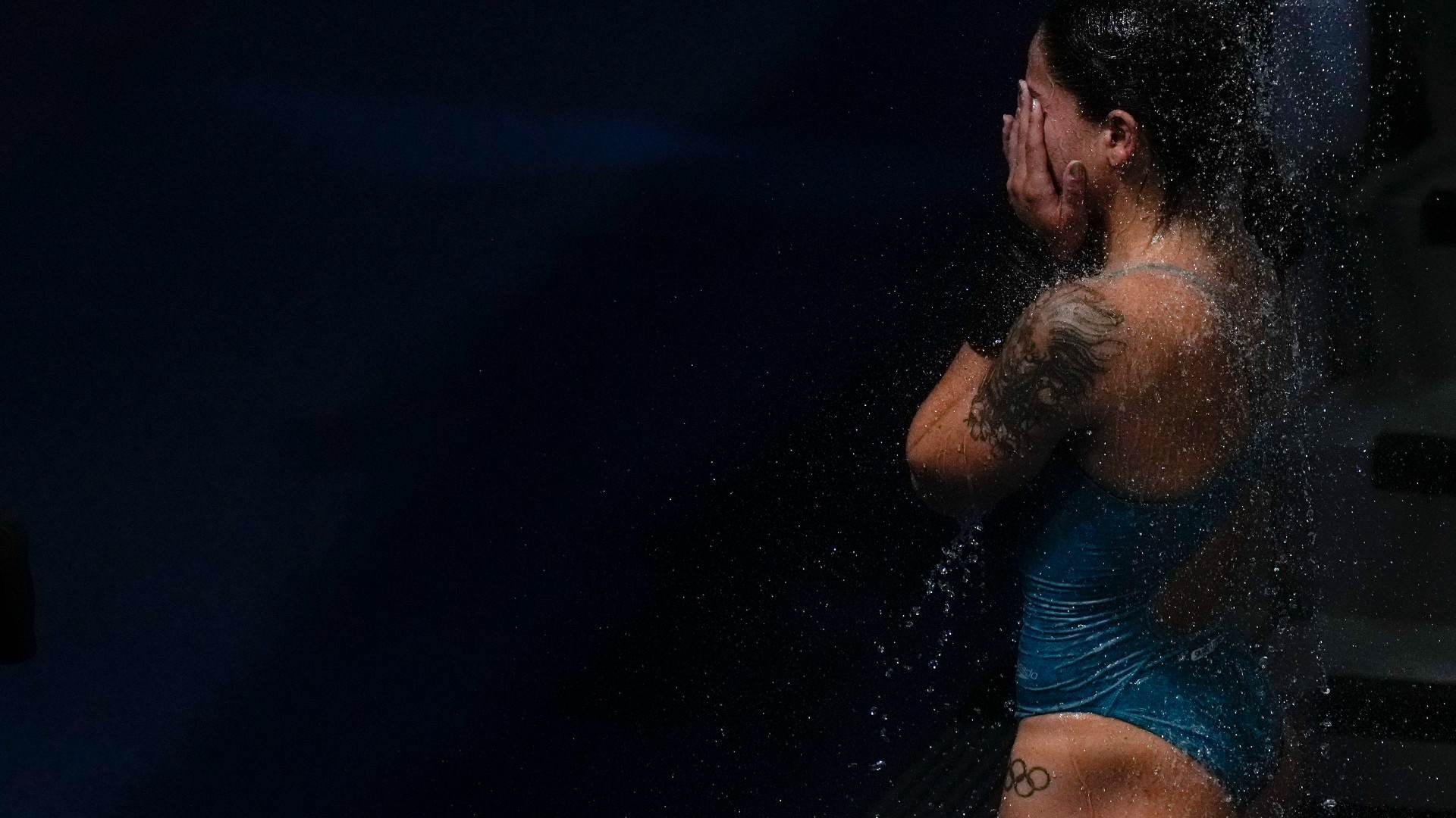 Brasileira Ingrid Oliveira se banha após realizar seu salto