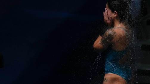 Brasileira Ingrid Oliveira se banha após realizar seu salto