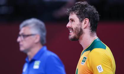 Renan e Bruno, da seleção brasileira de vôlei, na semifinal contra os russos