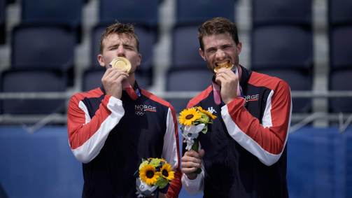 Dupla norueguesa Anders Berntsen Mol (à direita) e Christian Sandlie Sorum conquistou o ouro no vôlei de praia masculino (07/08/2021)