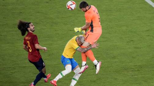 Aos 35, Unai Simon trombou com Matheus Cunha na área espanhola; após revisão do VAR, foi marcado pênalti
