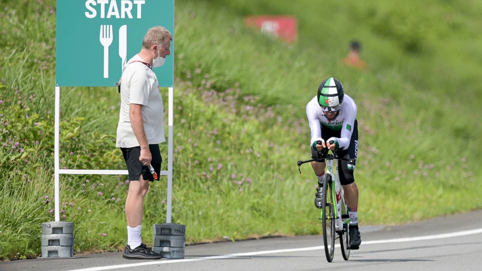 Patrick Moster (E), diretor de ciclismo da Alemanha, em competição nos Jogos