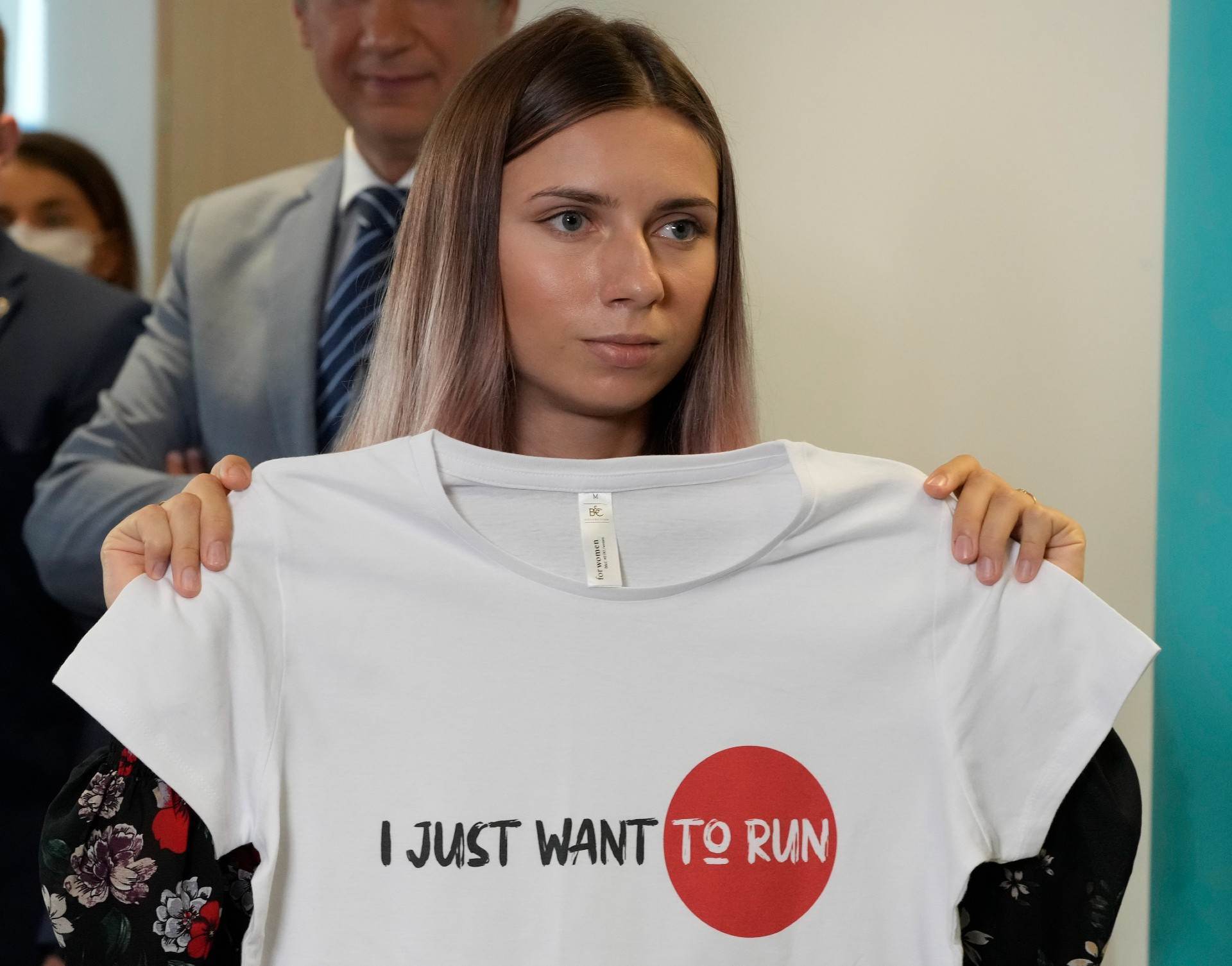 Na Polônia, Krystsina Tsimanouskaya exibe camisa com frase ‘eu só quero correr'