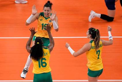 Jogadoras do Brasil de vôlei se cumprimentam após ponto na semifinal do vôlei
