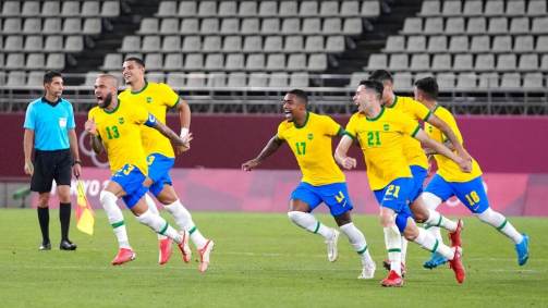 Jogadores do Brasil comemoram classificação para final olímpica em Tóquio