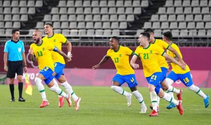 Jogadores do Brasil comemoram classificação para final olímpica em Tóquio