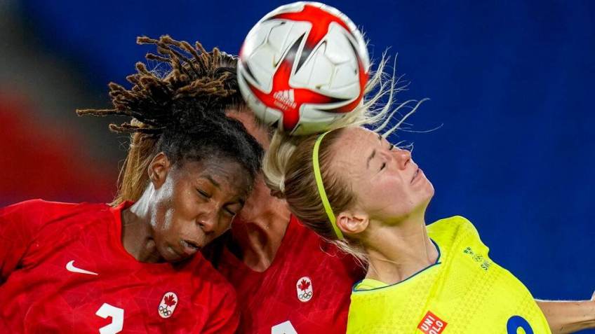 Jogadoras do Canadá dividem bola com jogadora da Suécia