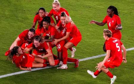 Jogadoras canadenses abraçam Julia Grosso, que converteu o pênalti decisivo