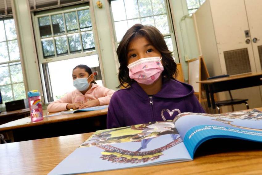 Criança usando máscara em escola dos Estados Unidos / Los Angeles Times via Getty Imag