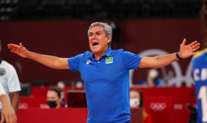 José Roberto Guimarães durante a vitória do Brasil sobre a Coreia do Sul