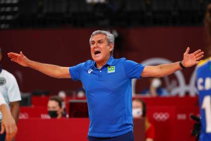 José Roberto Guimarães durante a vitória do Brasil sobre a Coreia do Sul