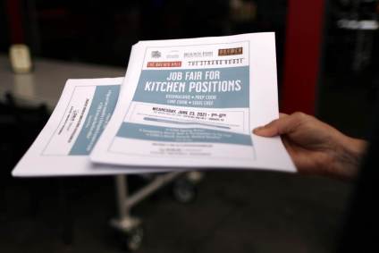 Folheto com anúncio de emprego em feira de trabalho perto de Los Angeles, EUA 23