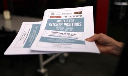 Folheto com anúncio de emprego em feira de trabalho perto de Los Angeles, EUA 23