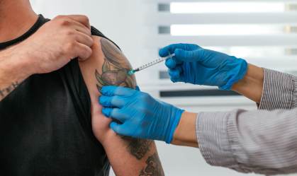 Terceira dose é necessária para proteção total contra Covid-19, diz Fauci