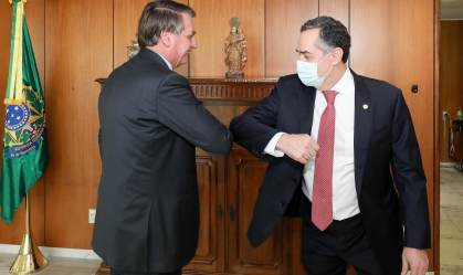Ministro do STF Luís Roberto Barroso e Jair Bolsonaro se cumprimentam