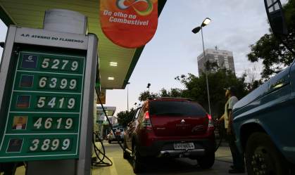 Carro abastecendo em posto de gasolina