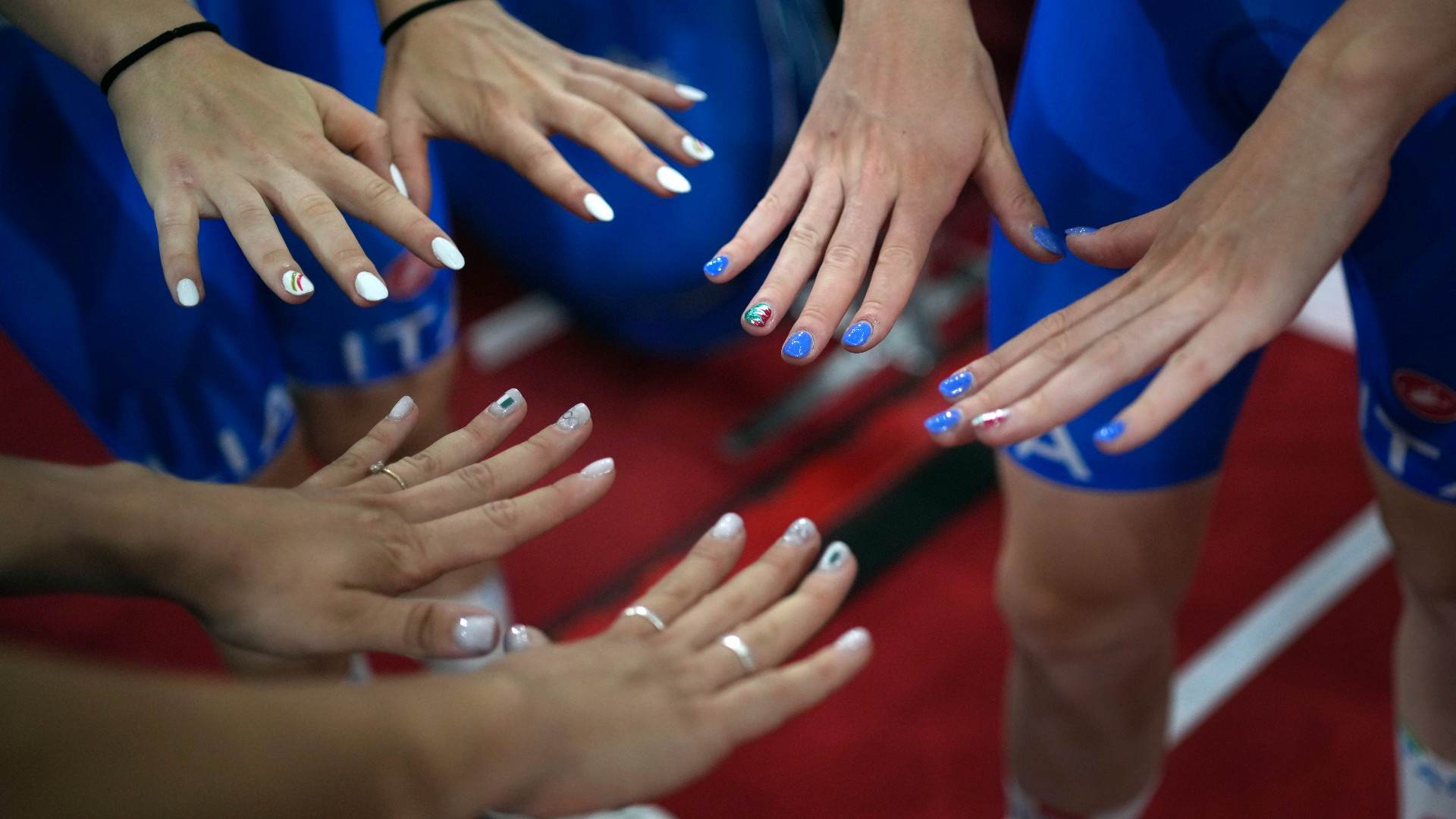 Italianas do ciclismo exibem suas unhas antes de competirem Italianas do ciclismo exibem suas unhas antes de competirem