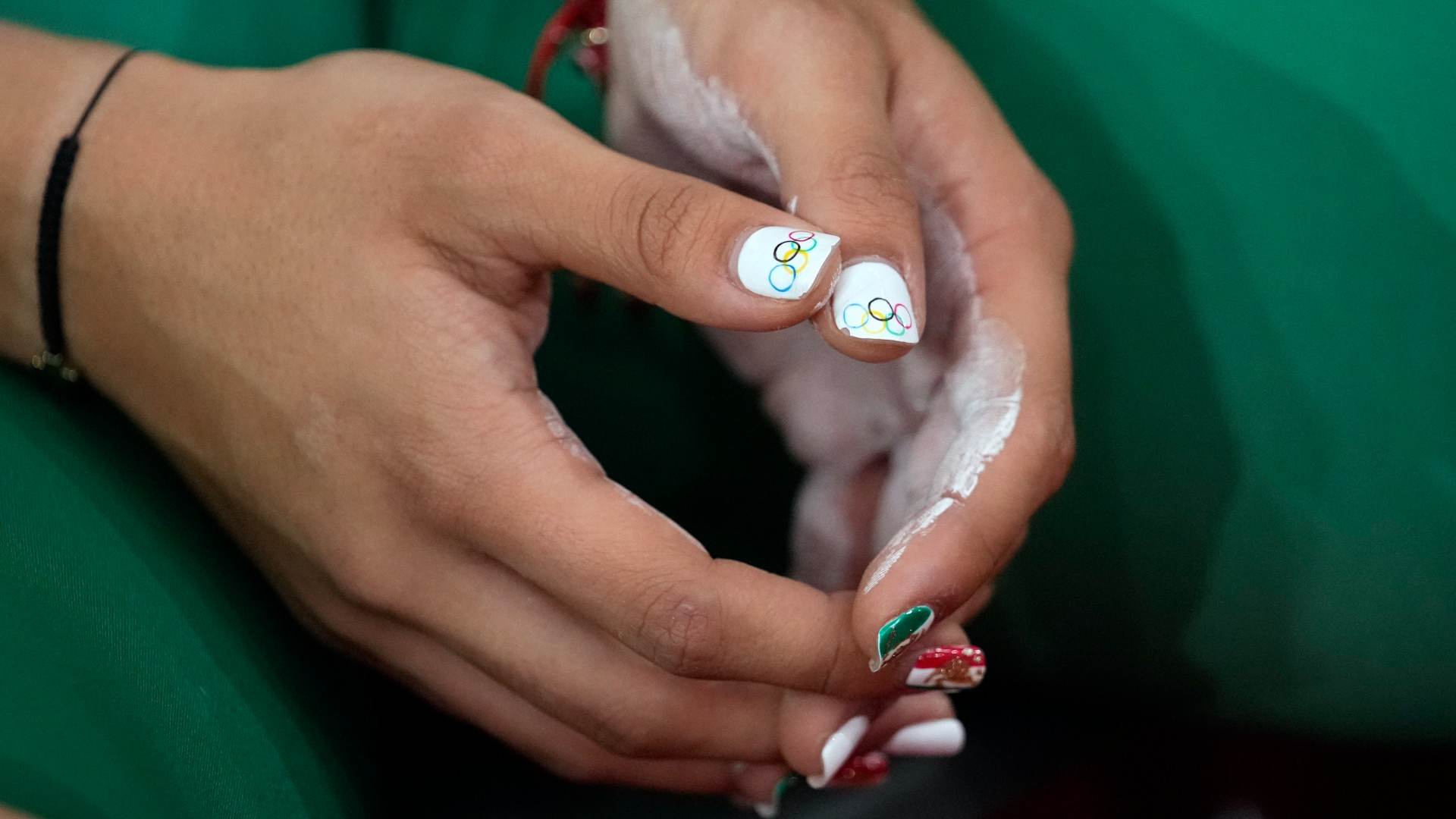 Yuli Verdugo, do México, mostra o símbolo das Olimpíadas e as cores de seu país 