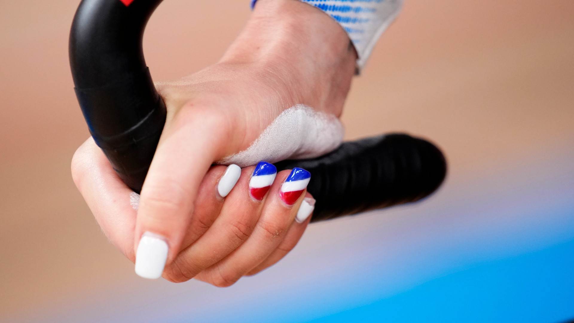 Ciclista Mathilde Gros, da França, exibe as cores francesas em suas unhas Ciclista Mathilde Gros, da França, exibe as cores francesas em suas unhas