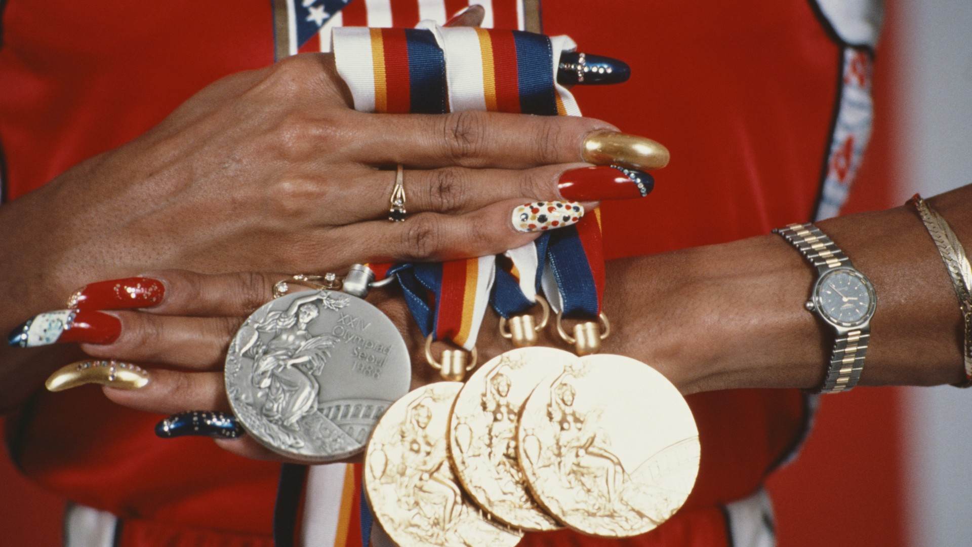 Florence Griffith-Joyner, dos Estados Unidos, deu início à tradição das artes de Florence Griffith-Joyner, dos Estados Unidos, deu início à tradição das artes de