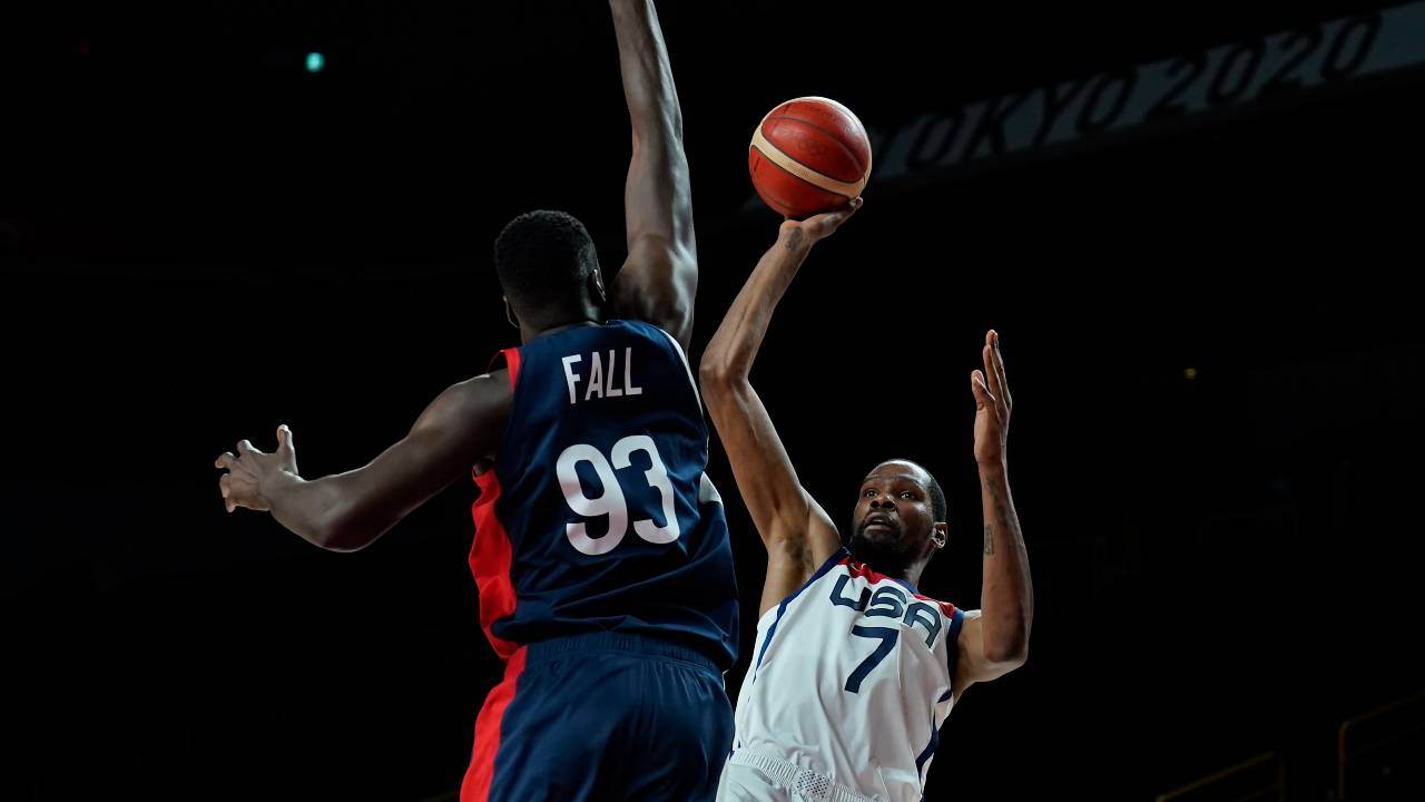 Kevin Durant (EUA) e Moustapha Fall (França)