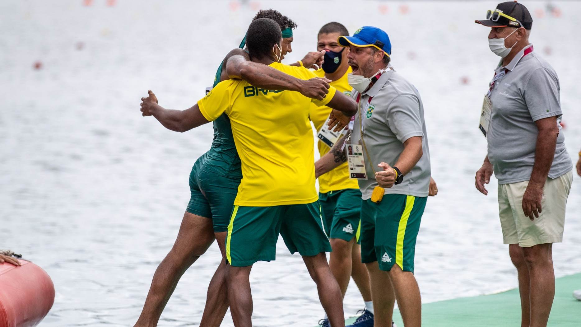 Isaquias Queiroz comemora o ouro olímpico com a equipe da canoagem Isaquias Queiroz comemora o ouro olímpico com a equipe da canoagem
