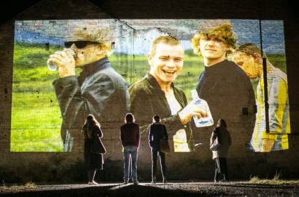 Cena de Trainspotting sendo projetada em Edimburgo