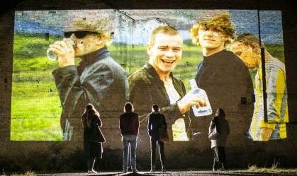 Cena de Trainspotting sendo projetada em Edimburgo
