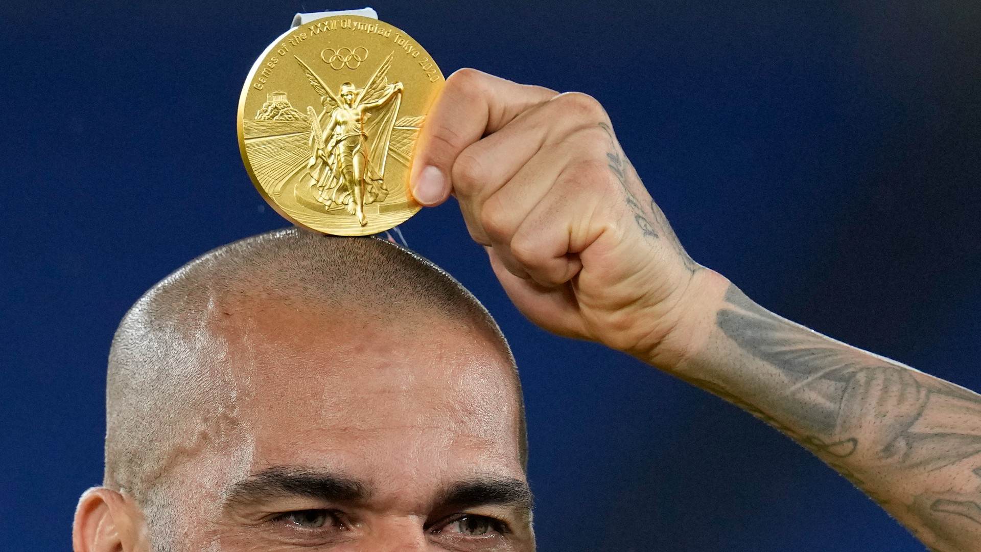 Dani Alves tira foto com medalha de ouro sobre a cabeça após conquista olímpica Dani Alves tira foto com medalha de ouro sobre a cabeça após conquista olímpica