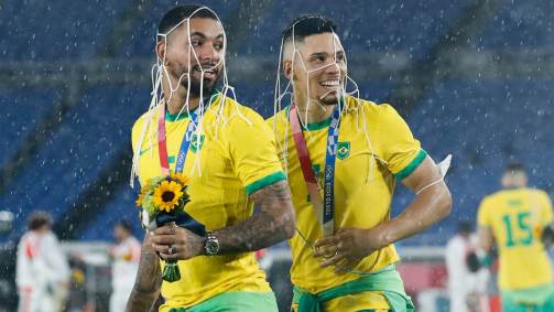 Douglas Luiz e Paulinho pegaram pedaço da rede de gol do estádio de Yokohama