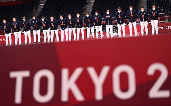 Seleção francesa comemora a medalha de ouro na cerimônia de premiação do handebo