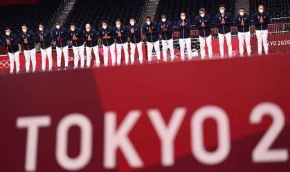 Seleção francesa comemora a medalha de ouro na cerimônia de premiação do handebo