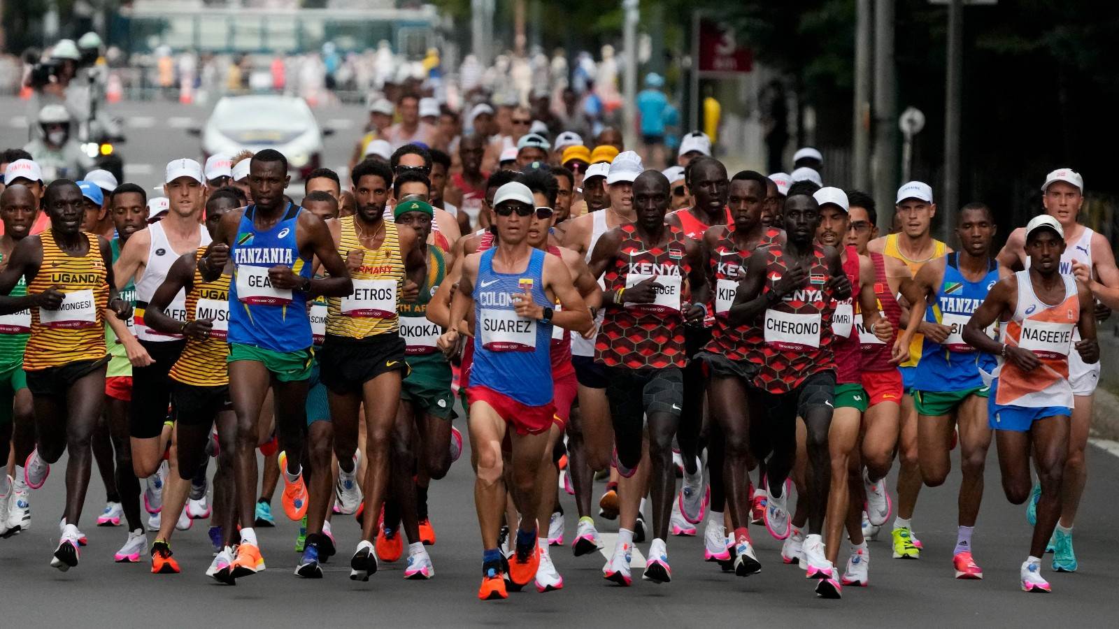 Corredores competem durante a maratona masculina nos Jogos Olímpicos Corredores competem durante a maratona masculina nos Jogos Olímpicos