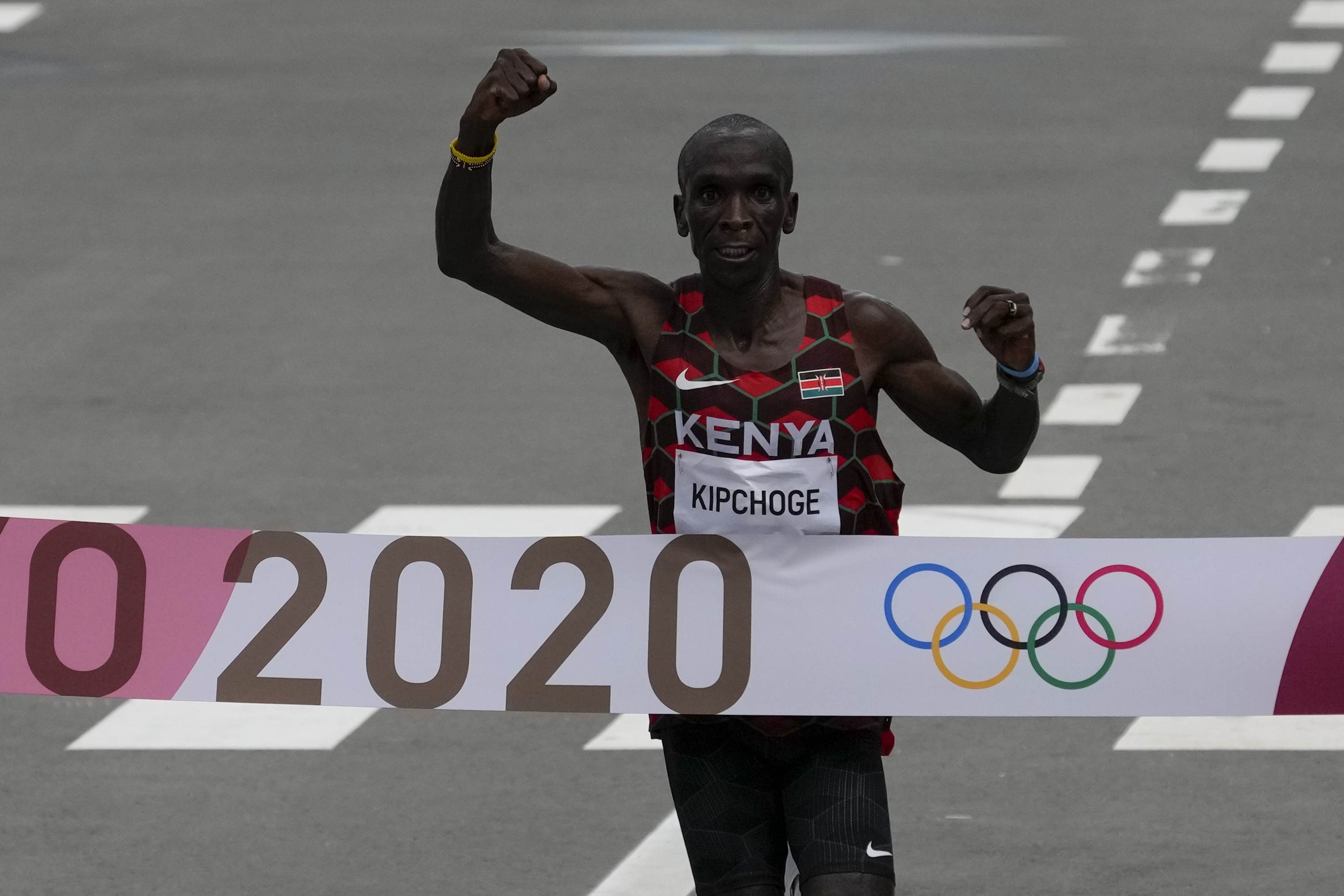 Eliud Kipchoge, do Quênia, comemora a conquista da medalha de ouro na maratona Eliud Kipchoge, do Quênia, comemora a conquista da medalha de ouro na maratona