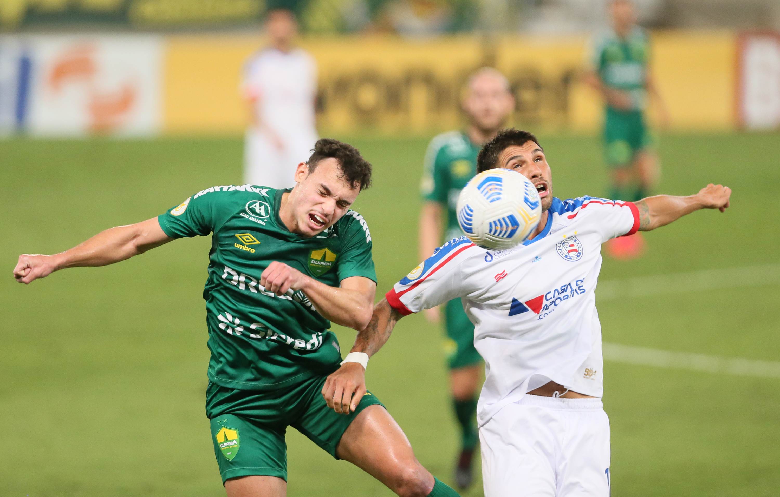 Danilo Gomes, jogador do Cuiabá, disputa lance com Mugni, jogador do Bahia, dura