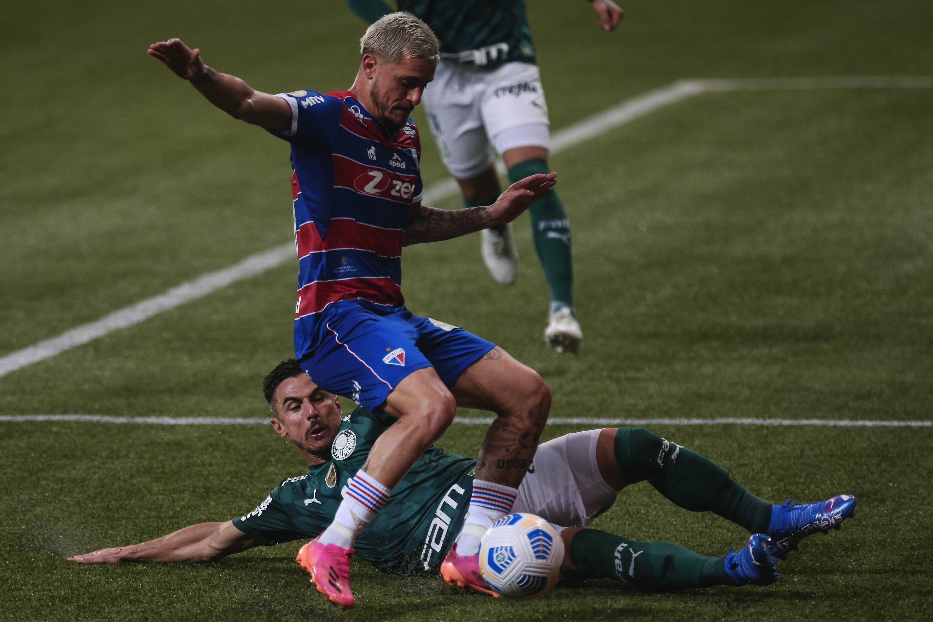 Willian, jogador do Palmeiras, disputa lance com jogador do Fortaleza durante pa