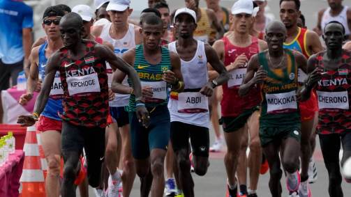 Daniel do Nascimento no pelotão principal da maratona nas Olimpíadas de Tóquio
