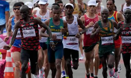 Na sua 2ª maratona, brasileiro lidera e se diverte, mas abandona após passar mal