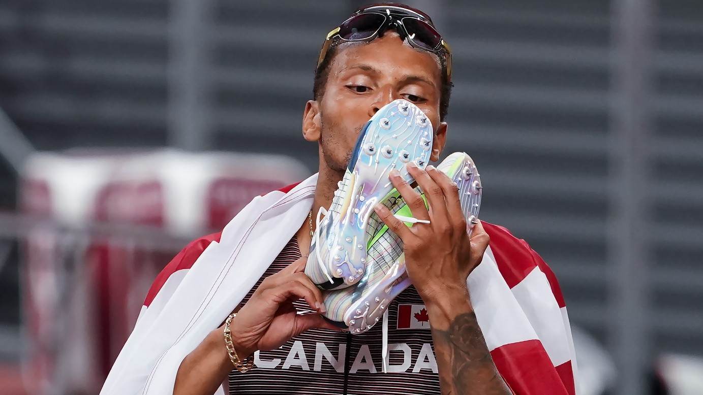 Andre De Grasse, do Canadá, beija seus sapatos após a vitória nos 200 metros
Andre De Grasse, do Canadá, beija seus sapatos após a vitória nos 200 metros