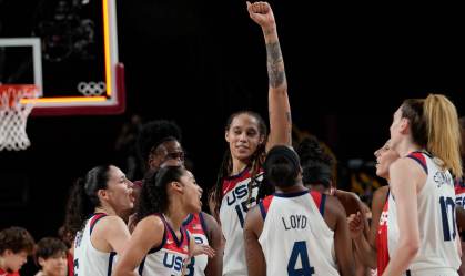 Com recorde de Bird e Taurasi, EUA atropelam Japão, mas as duas equipes festejam