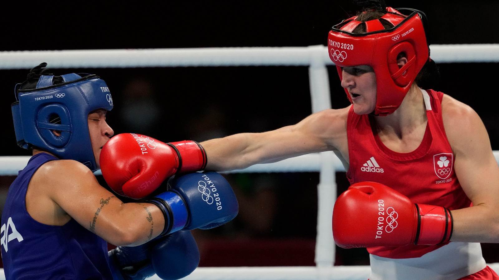Beatriz Ferreira e Kellie Harrington trocam golpes na final olimpica Beatriz Ferreira e Kellie Harrington trocam golpes na final olimpica