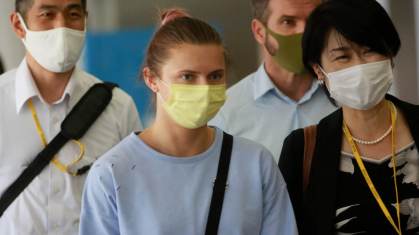 Krystsina Tsimanuskaia, de Belarus, no aeroporto, no Japão