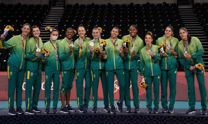 Brasil perde para os EUA e fecha os Jogos com prata no vôlei feminino