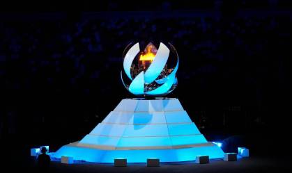 Tóquio fecha Olimpíadas com festa discreta e celebrando esforço contra pandemia