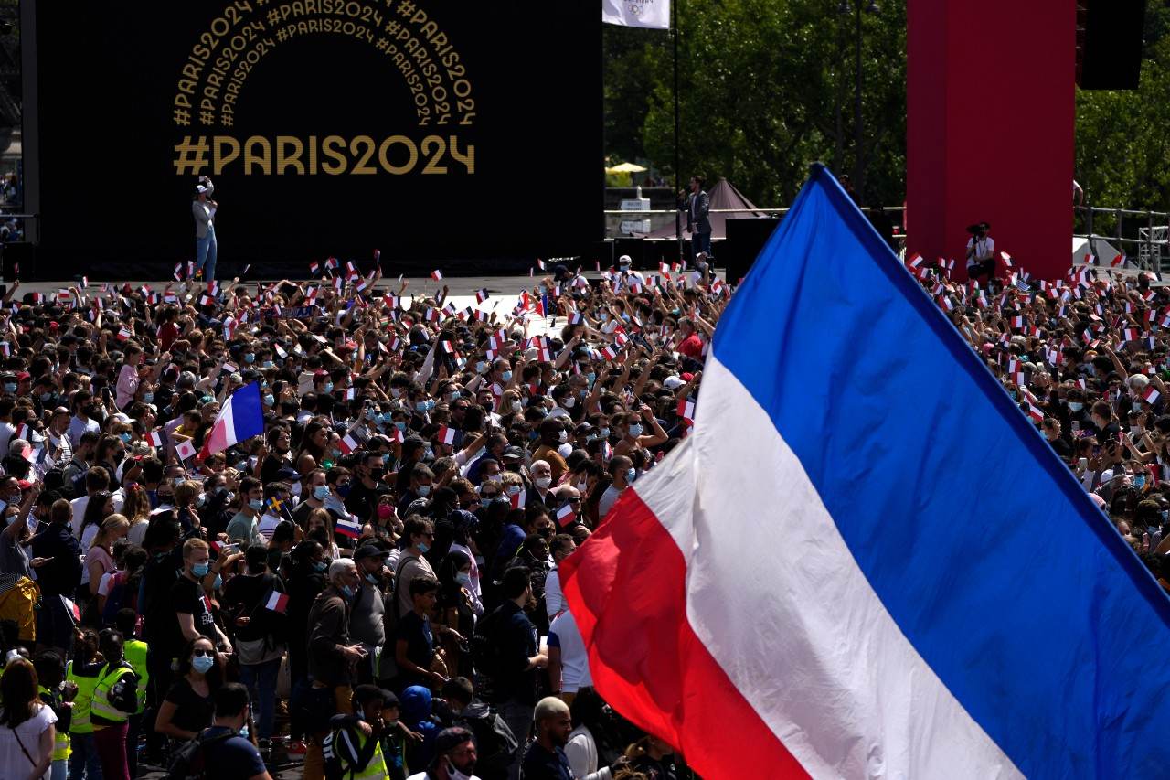 Franceses aglomerados em frente à Torre Eiffel em evento das Olimpíadas de Paris Franceses aglomerados em frente à Torre Eiffel em evento das Olimpíadas de Paris