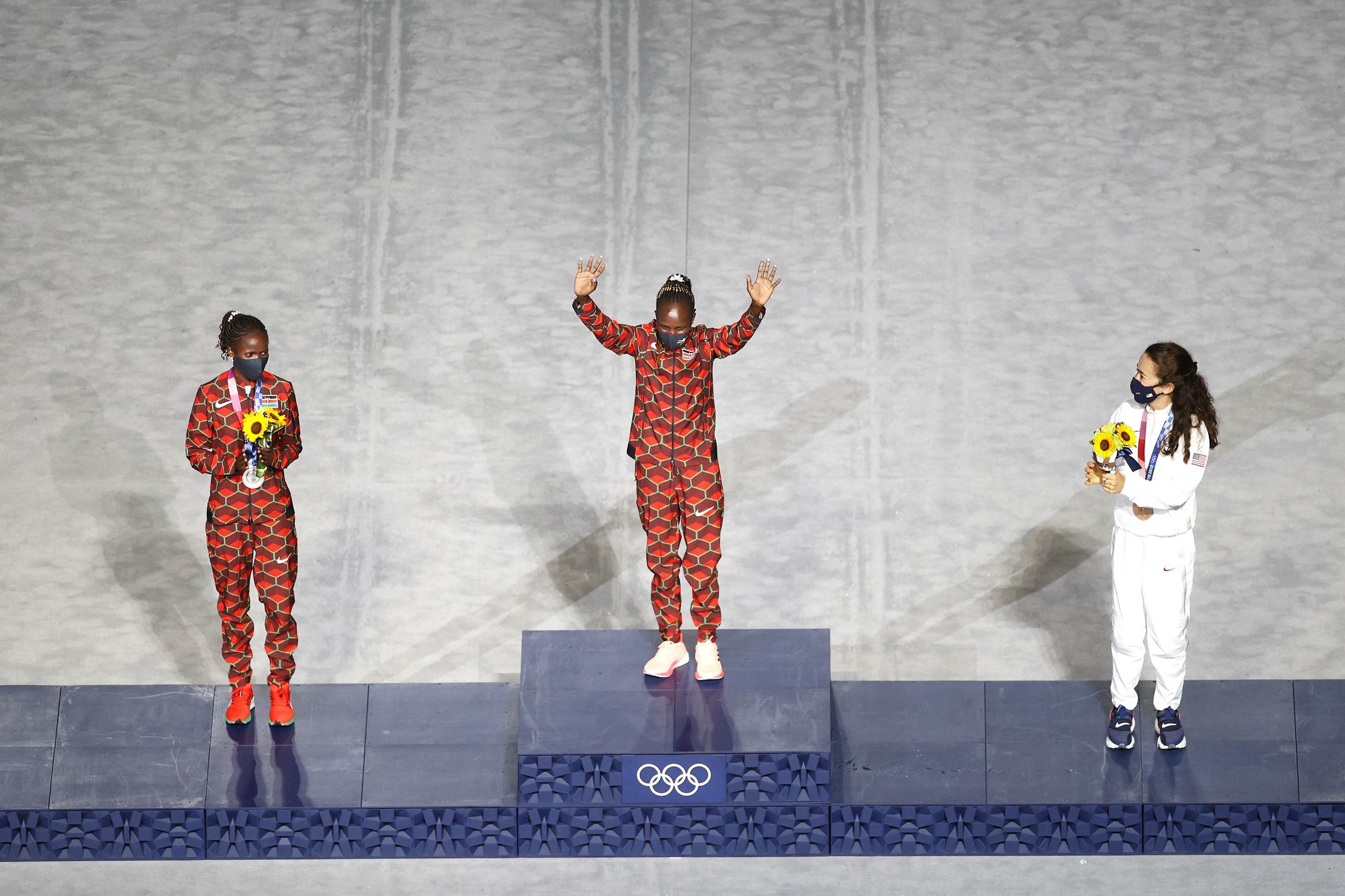 Medalhistas na maratona das Olimpíadas 2020 na cerimônia de encerramento Medalhistas na maratona das Olimpíadas 2020 na cerimônia de encerramento
