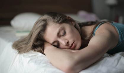 Fala durante o sono? Veja possíveis causas e como resolver