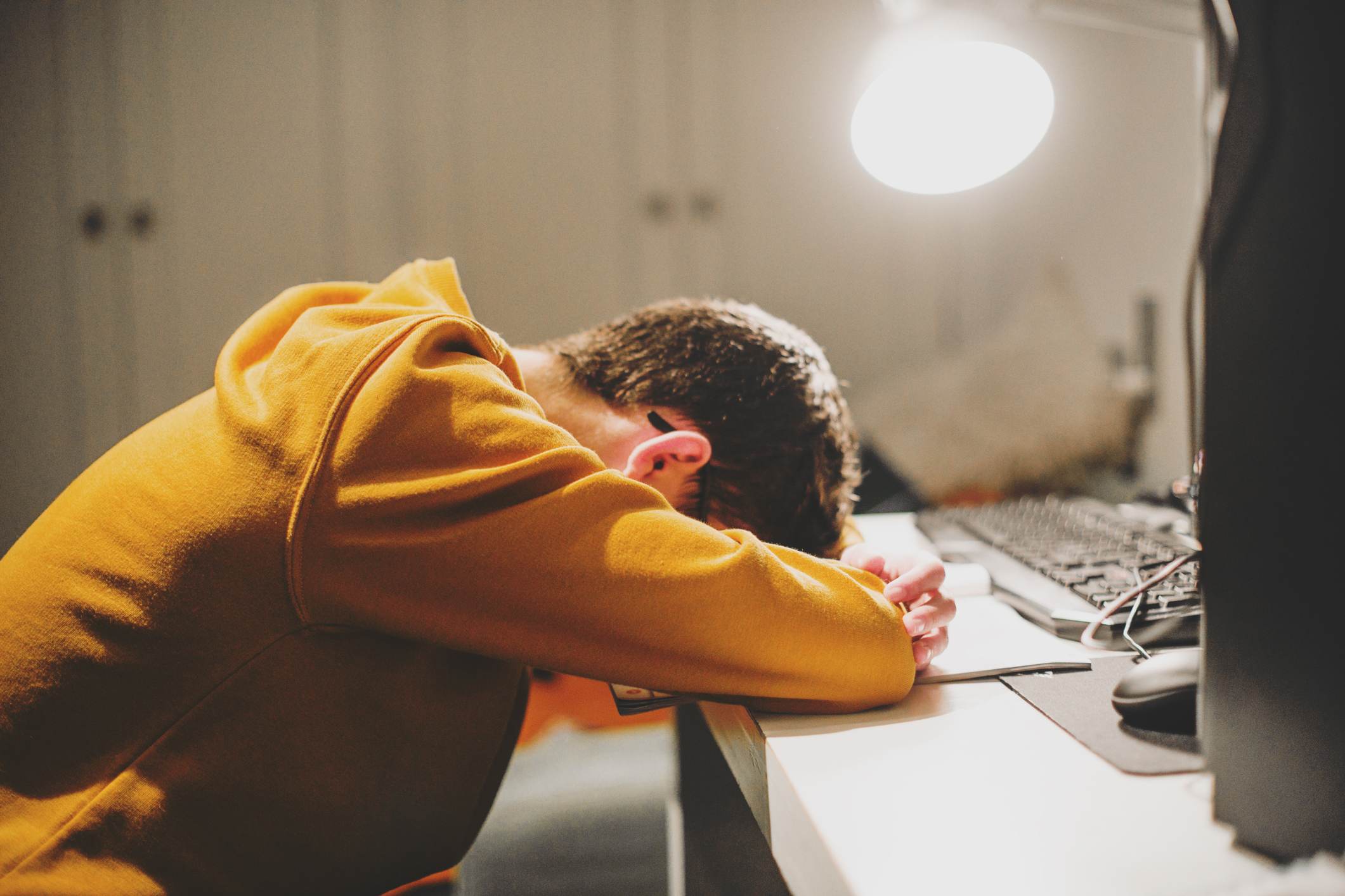 Crianças e adolescentes podem se sentir solitários e desconectados; é importante que os pais conversem sobre redes sociais com os filhos / Getty Images