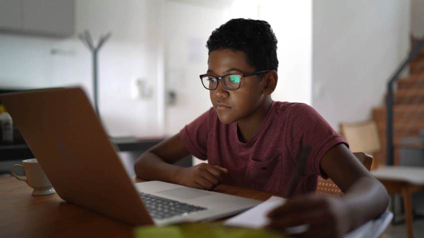Pais podem colocar filtros para consteúdos pesquisados por filhos nas redes sociais / Getty Images